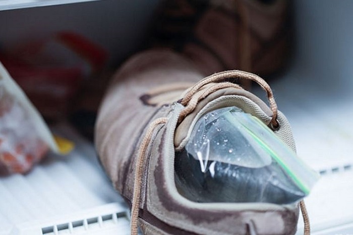 Способ растянуть обувь при помощи воды в домашних условиях