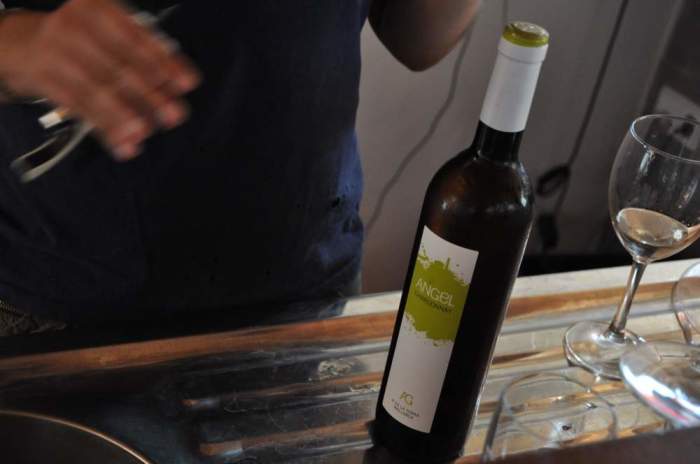 Как открыть вино при помощи штопора и без него