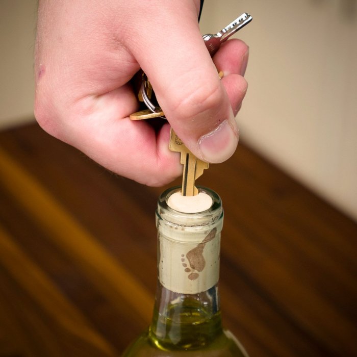 Способы открыть вино, если под рукой нет штопора