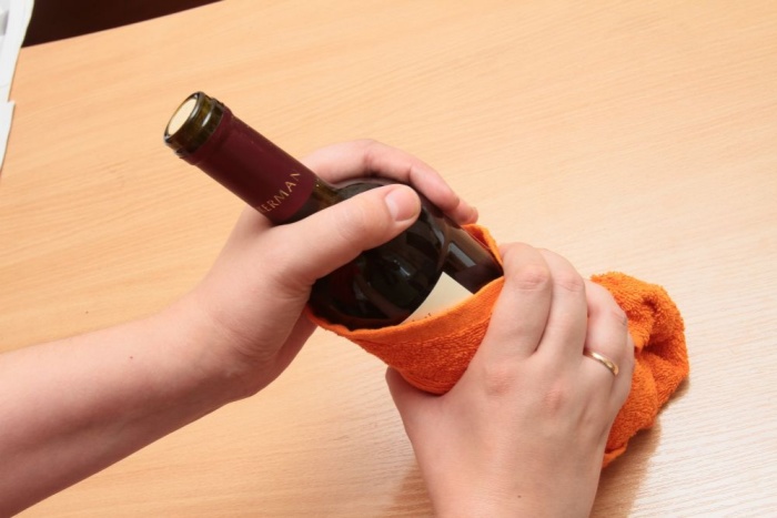 Способы открыть вино, если под рукой нет штопора