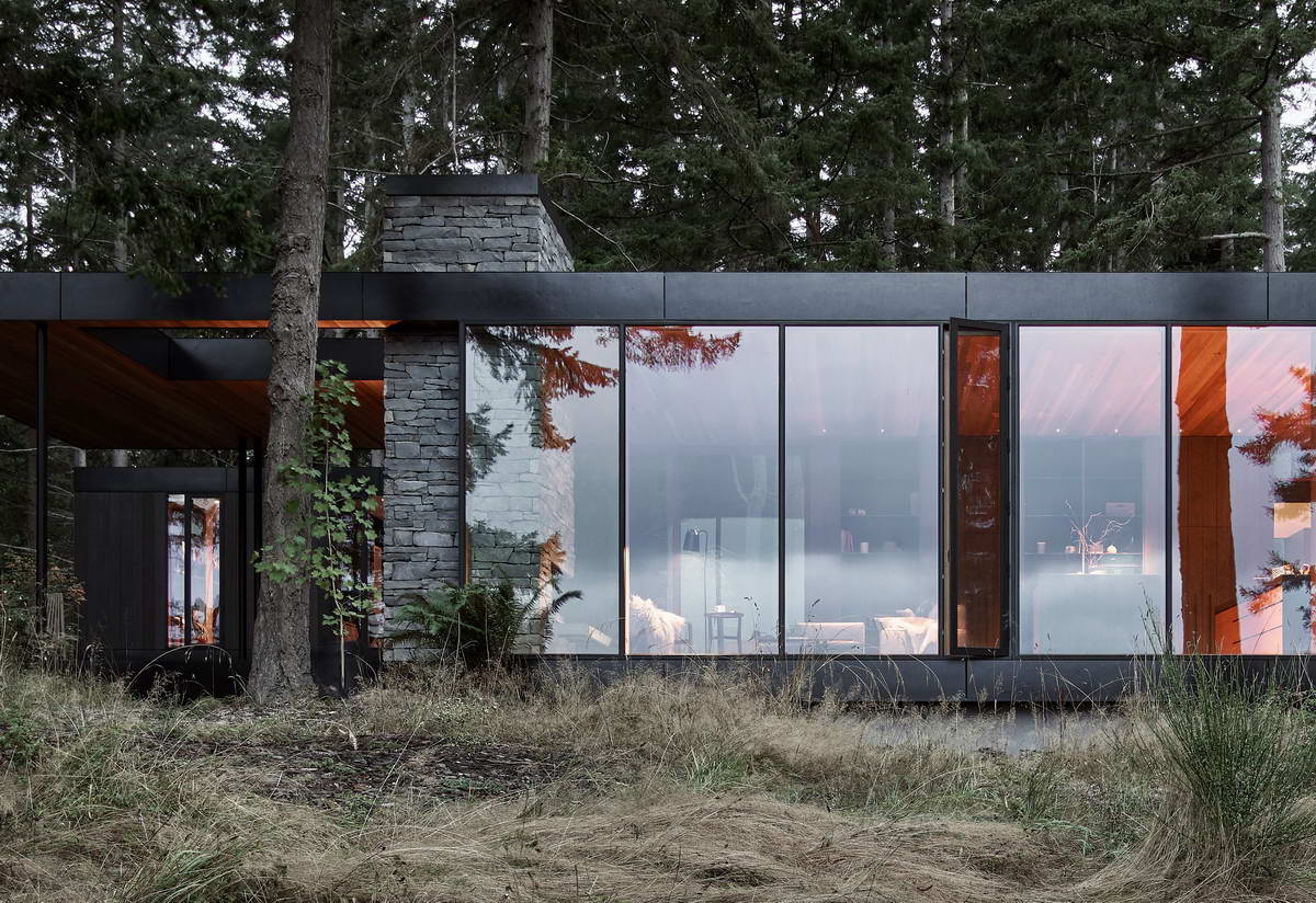 Модернистский лесной дом на острове Уидби в США