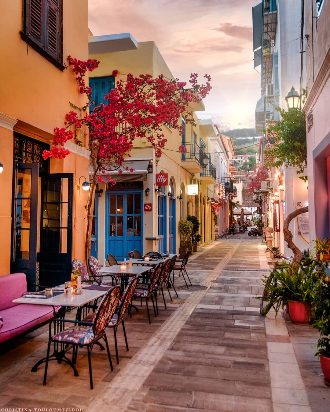 Улицы Греции на снимках Кристины Тулумтзиду
