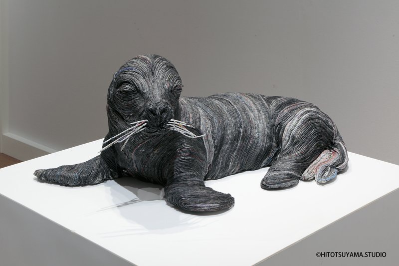 Реалистичные скульптуры животных, созданные из старых газет