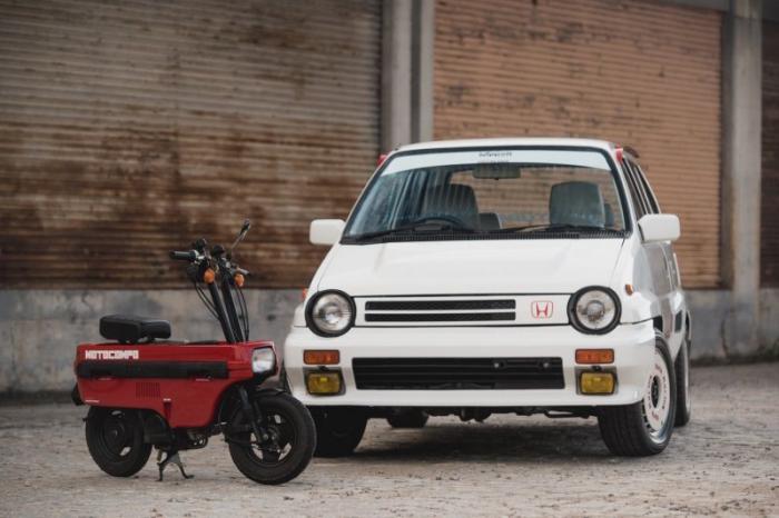 Honda City Turbo II со скутером Motocompo в багажнике