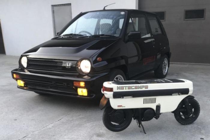 Honda City Turbo II со скутером Motocompo в багажнике