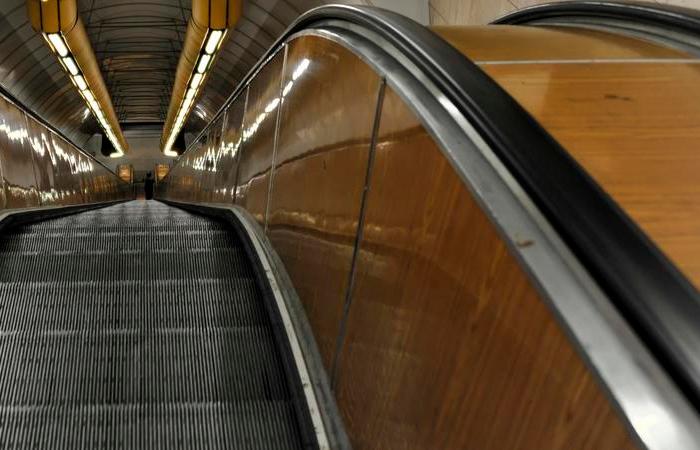 Для чего поручень эскалатора в метро движется быстрее ступенек