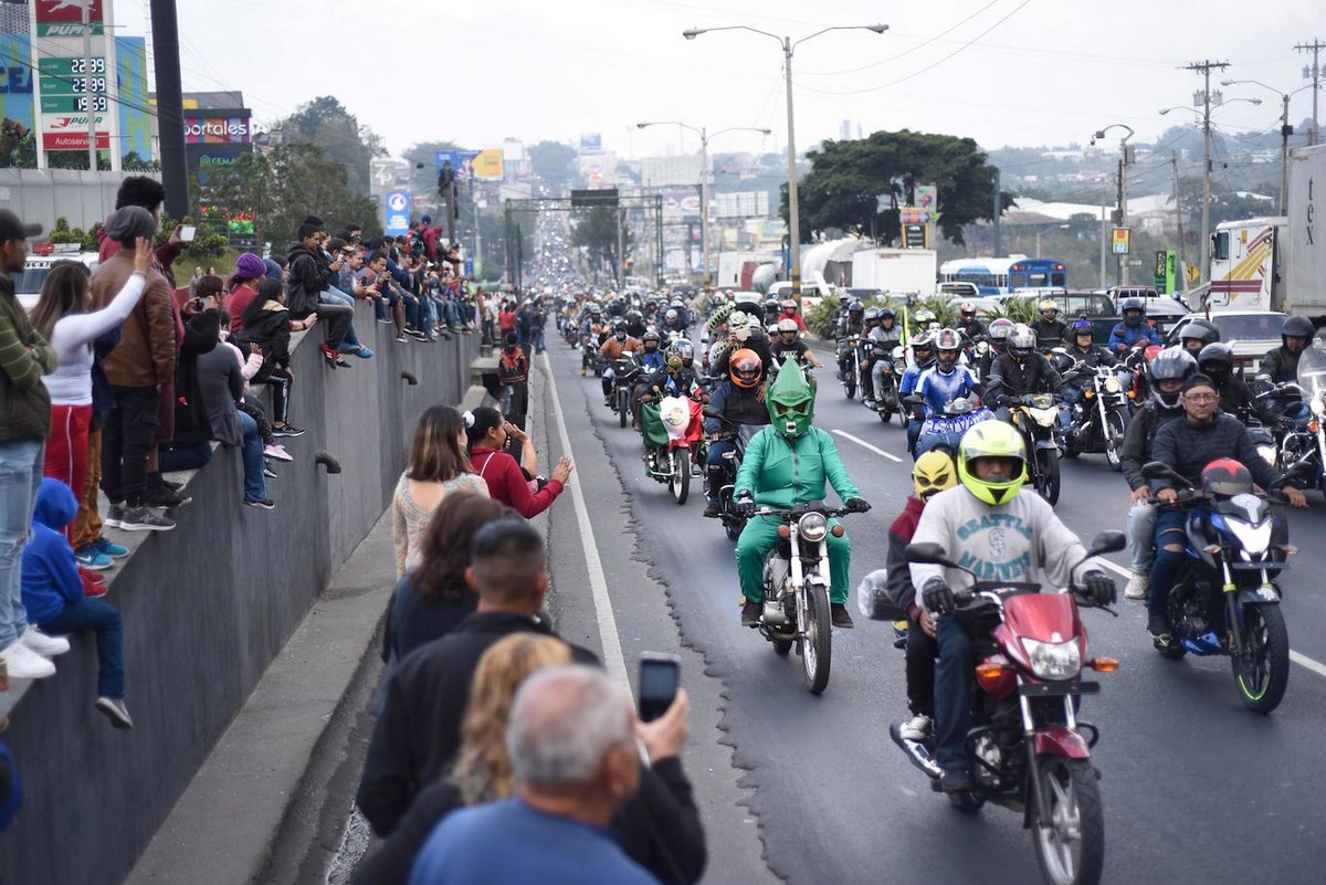 Массивный караван байкеров в честь Черного Христа в Гватемале