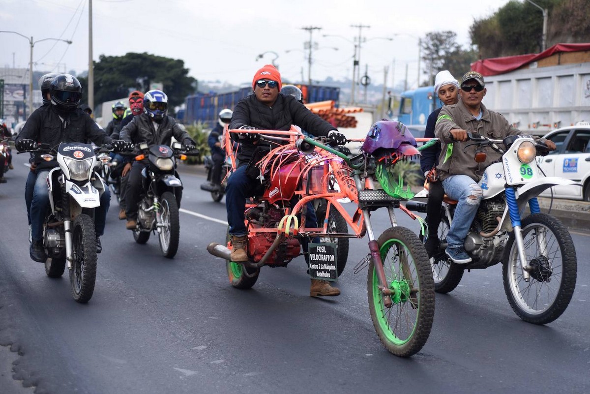 Массивный караван байкеров в честь Черного Христа в Гватемале