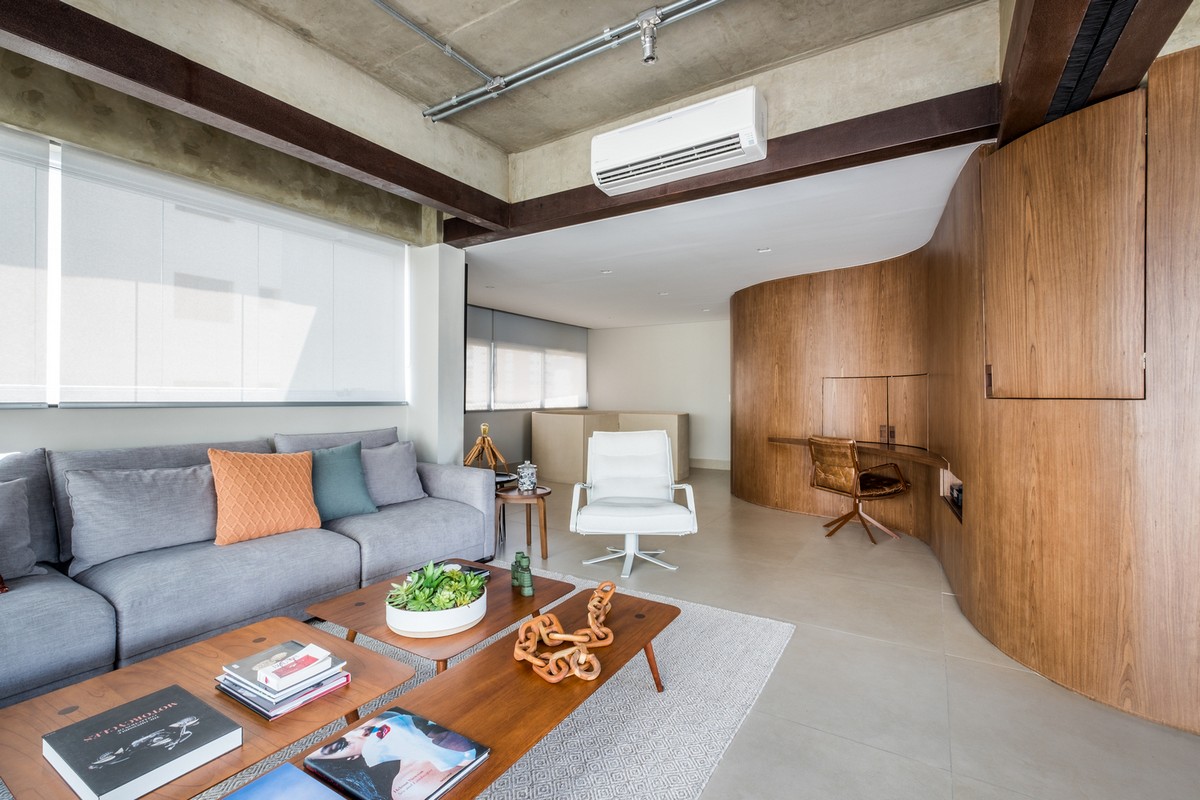 Реконструкция квартиры для молодой пары в Бразилии которая, стала, элементом, деревянная, панель, дизайна, является, интерьера, современным, молодой, появилась, потолка, гостиную, Элегантные, через, проходит, лестницей, объединяя, изгибы, перед