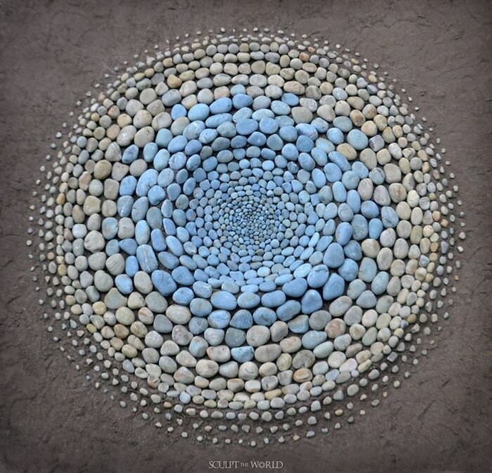 Художник создает удивительные композиции из камней на пляже