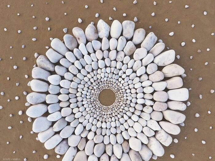 Художник создает удивительные композиции из камней на пляже