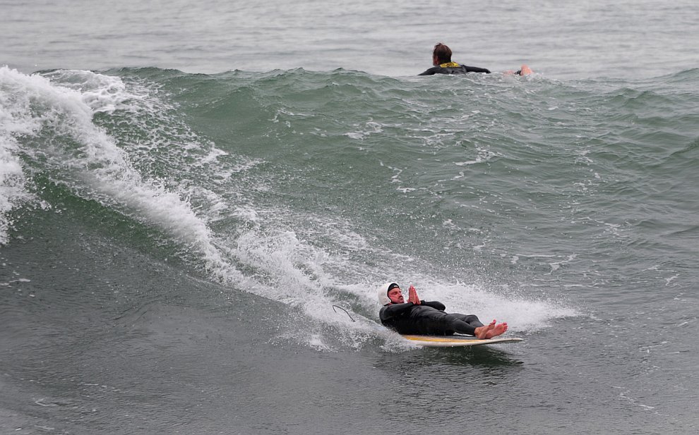 Серфинг и люди, которые находятся на гребне волны
