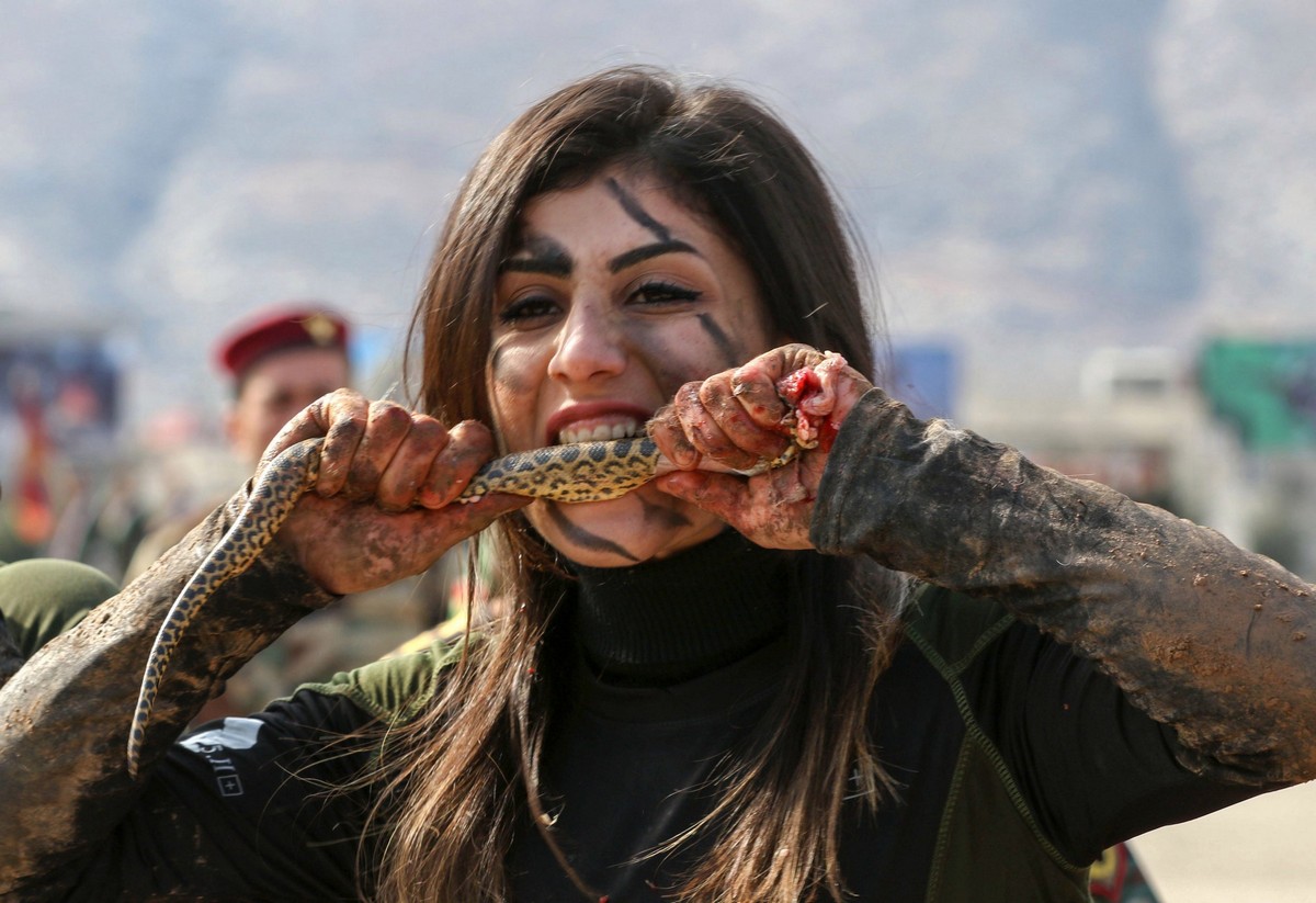 Курдские выпускники-офицеры продемонстрировали свои навыки.