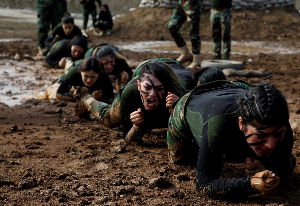 Курдские выпускники-офицеры продемонстрировали свои навыки