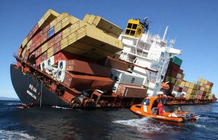 Почему морские контейнеры не падают с кораблей во время перевозки