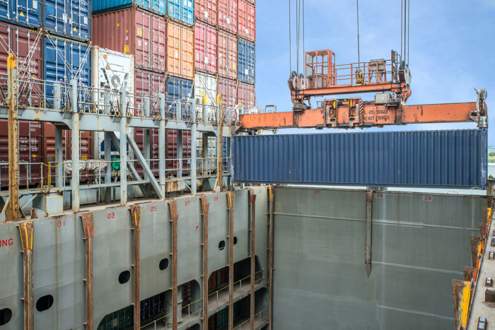 Почему морские контейнеры не падают с кораблей во время перевозки