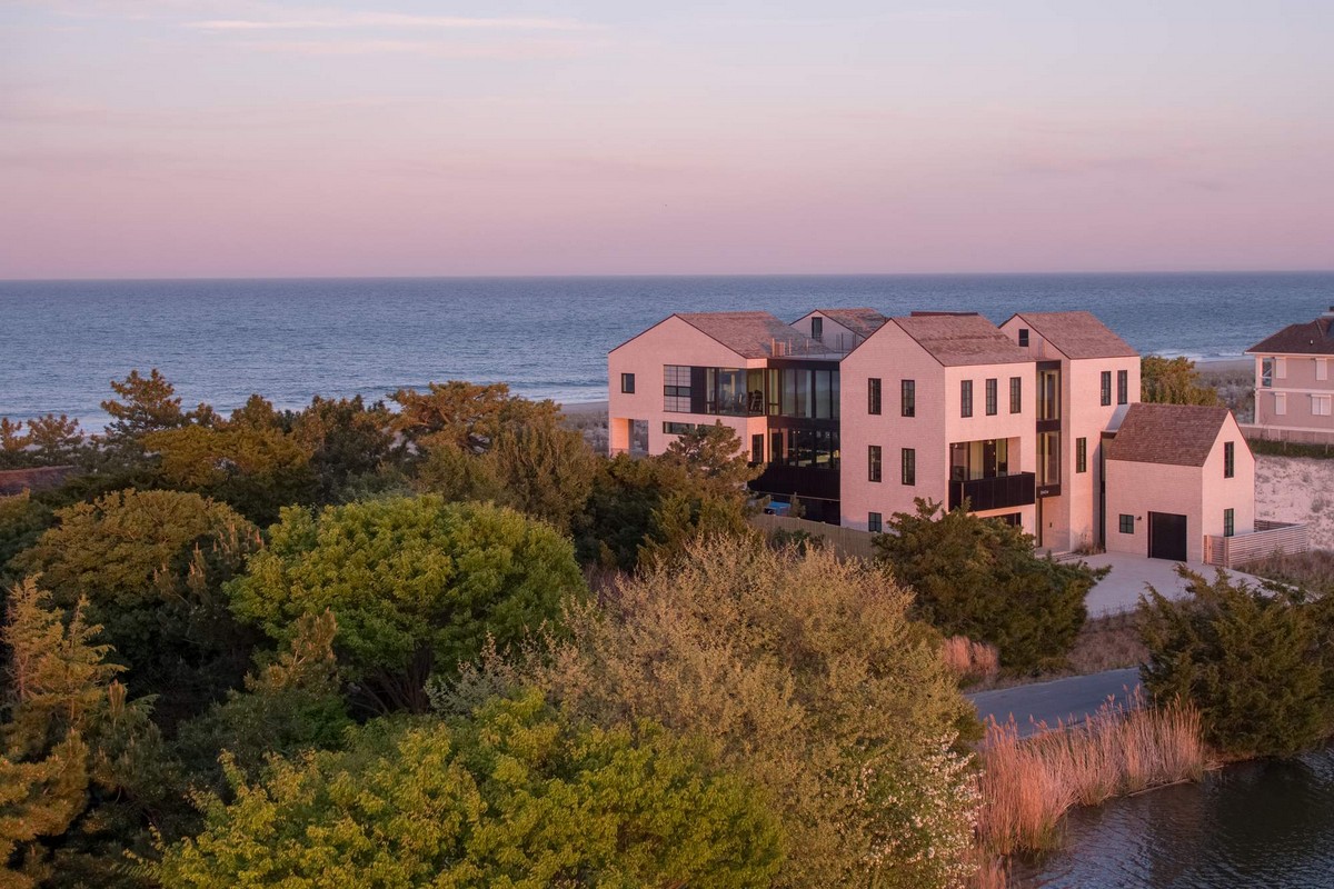 Современный семейный дом между океаном и озером в США