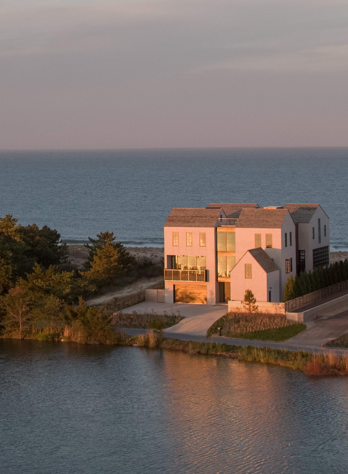 Современный семейный дом между океаном и озером в США