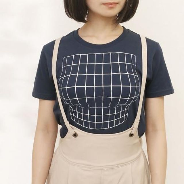 Японцы придумали футболку, которая зрительно увеличивает женскую грудь