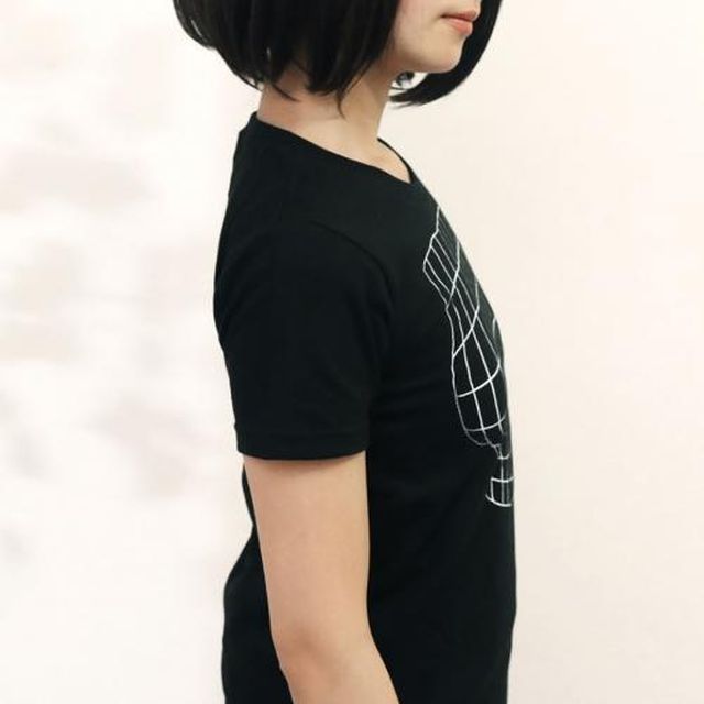 Японцы придумали футболку, которая зрительно увеличивает женскую грудь
