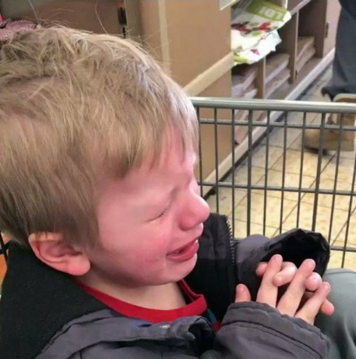 Забавные снимки родителей о том, почему их ребенок плачет