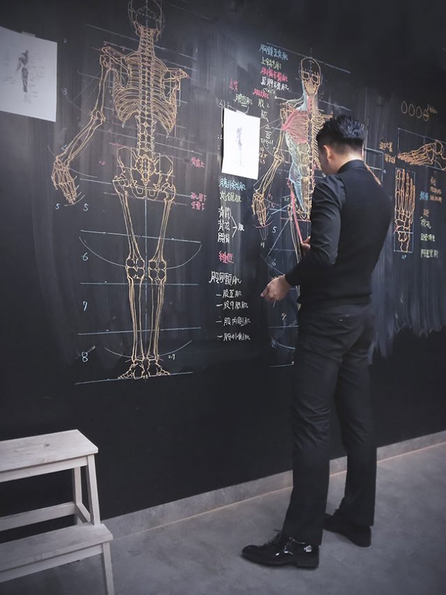 Тайваньский преподаватель рисует невероятные анатомические иллюстрации на доске
