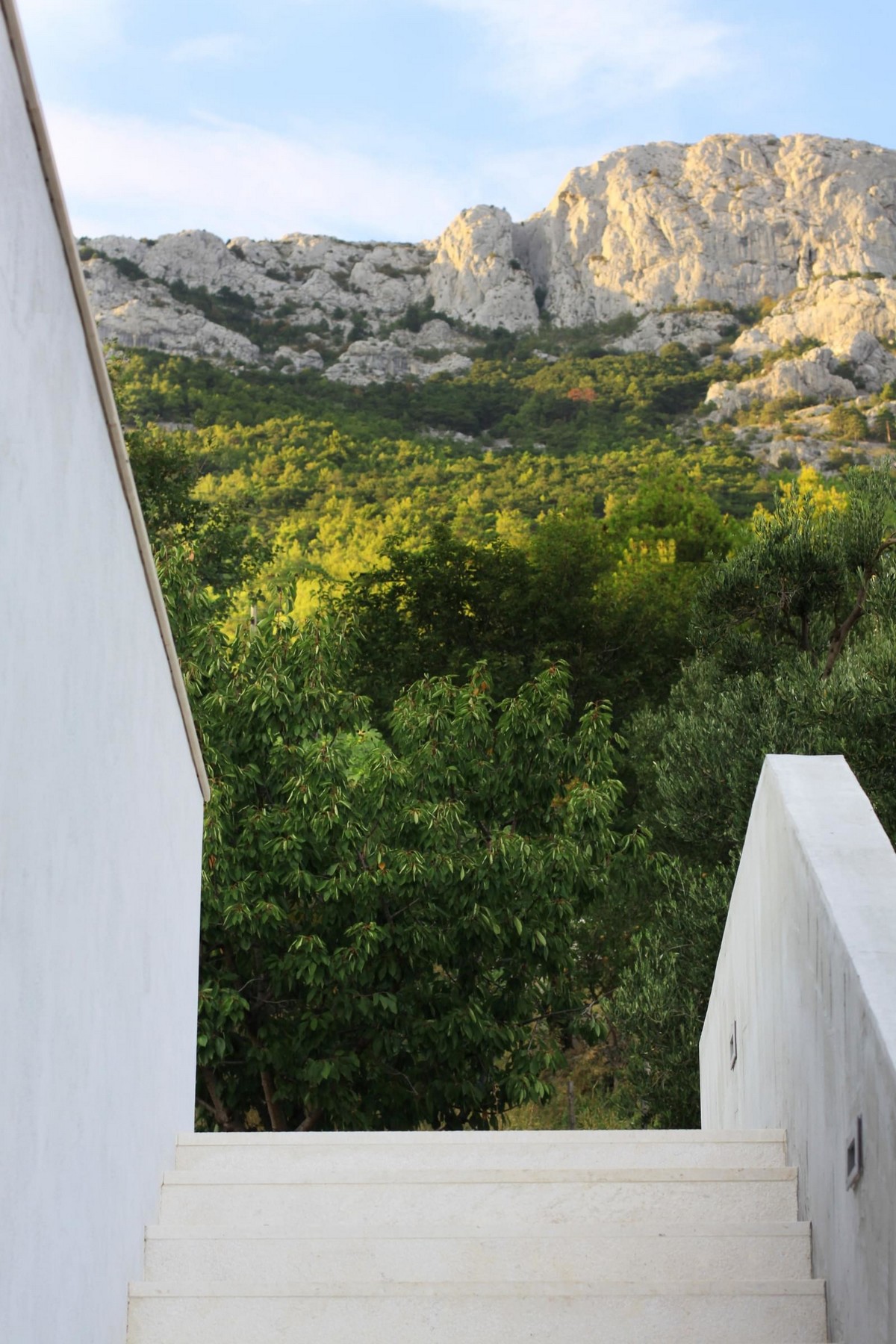 Бетонный дом с видом на море в Хорватии Картинки и фото