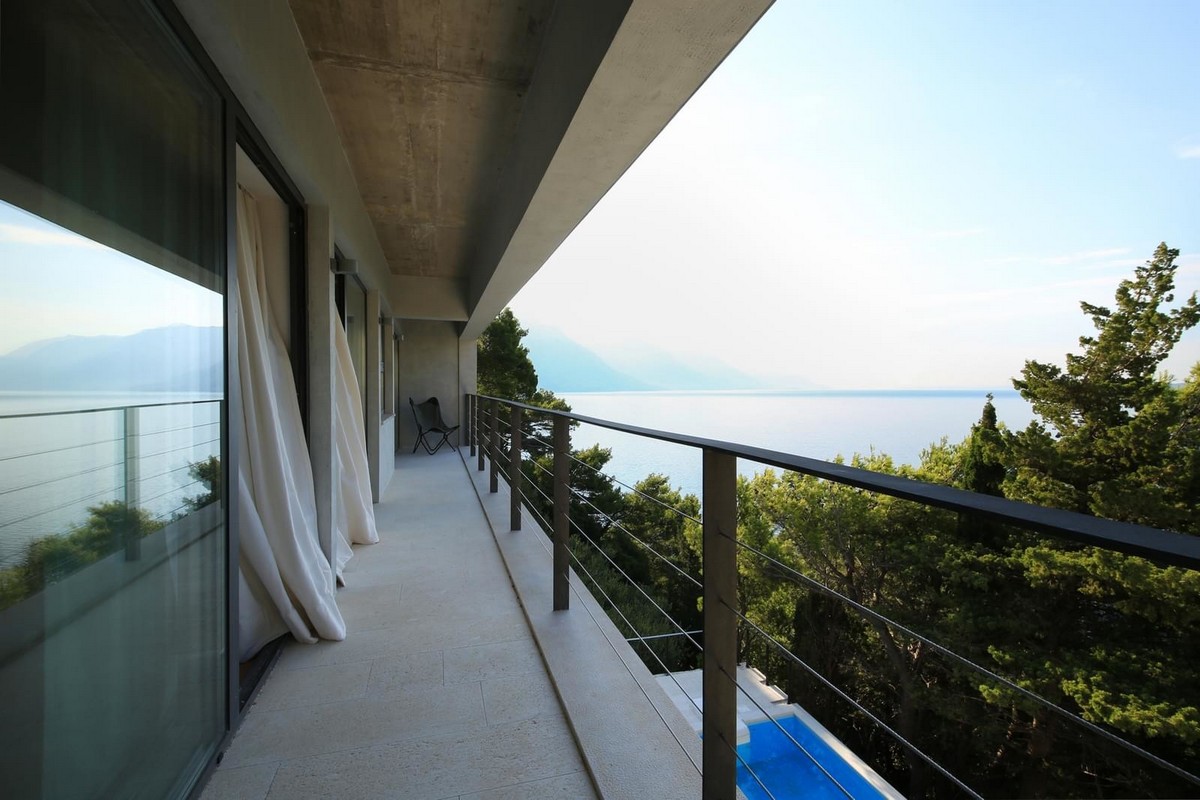 Бетонный дом с видом на море в Хорватии Картинки и фото