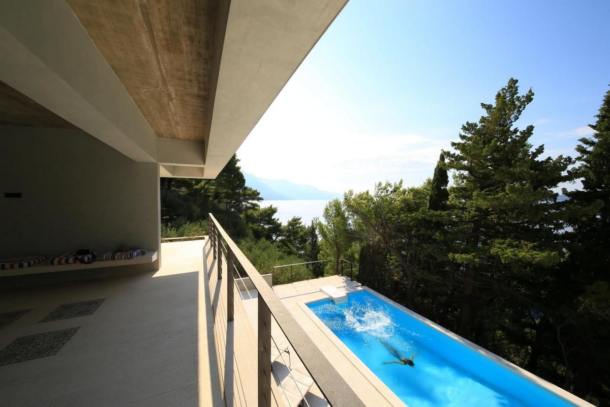 Бетонный дом с видом на море в Хорватии