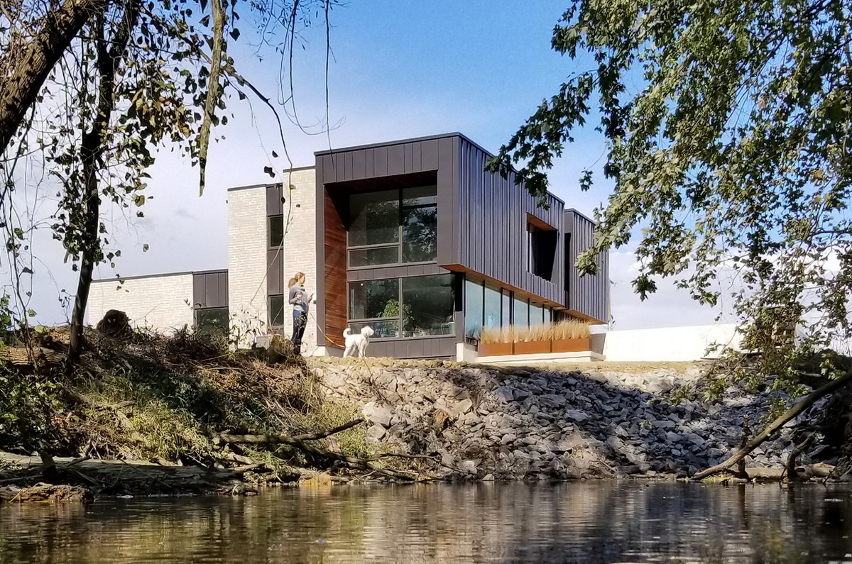 Частный дом для большой семьи на берегу ручья в США Картинки и фото