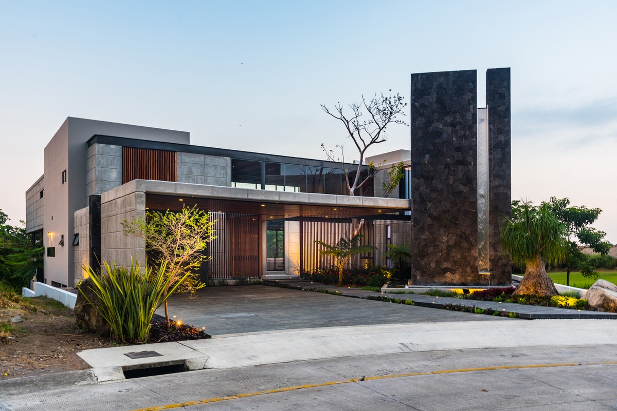 Большой семейный дом в Мексике создают, материалов, Большой, стиле, фасадов, сочетание, делают, материалами, камень, настроение, этаже, окружающей, которые, атмосферу, ощущение, пространств, семейный, эффектно, древесина, имеет