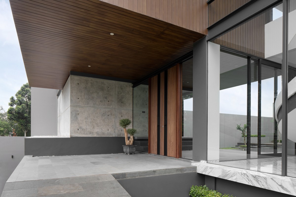 Яркий эффектный дом в Индонезии является, конструкциями, покрыта, деревом, создавая, практически, здания, большая, площадь, помещения, Яркий, относительно, между, гостиной, спальней, конструкции, стеклянные, главным, эффектный, предусмотрены