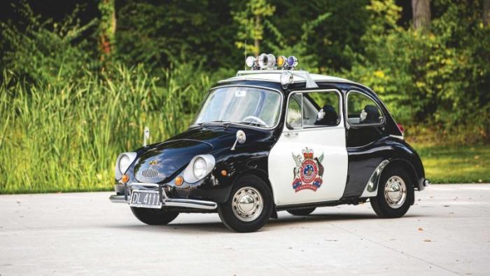 Милый полицейский автомобиль Subaru 360 уйдет с молотка