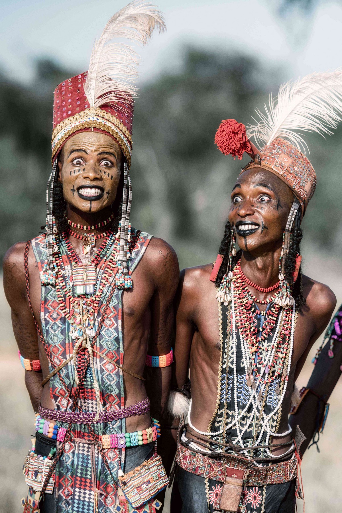 Мужчины племени Водабе делают прическу и макияж, чтобы впечатлить дам Мужчины