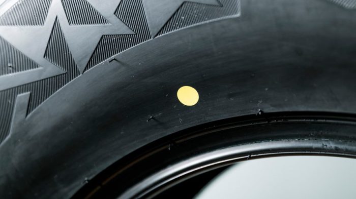 Что означают полоски и точки на автомобильных шинах