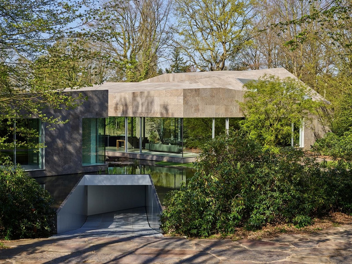 Частный дом с облицовкой из камня в Бельгии Картинки и фото