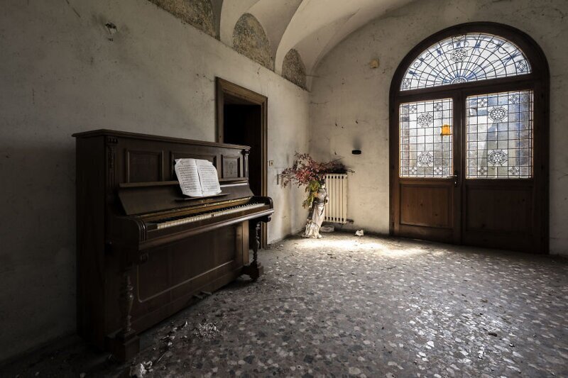 Таинственные забытые пианино в заброшенных зданиях