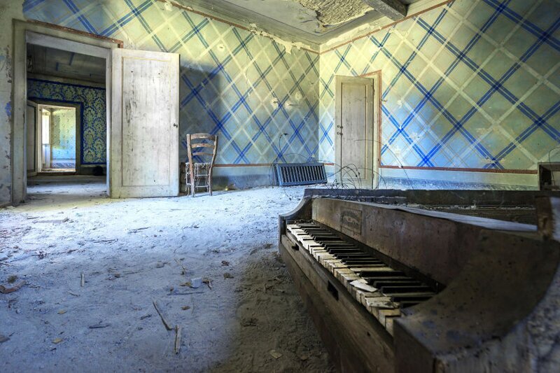 Таинственные забытые пианино в заброшенных зданиях