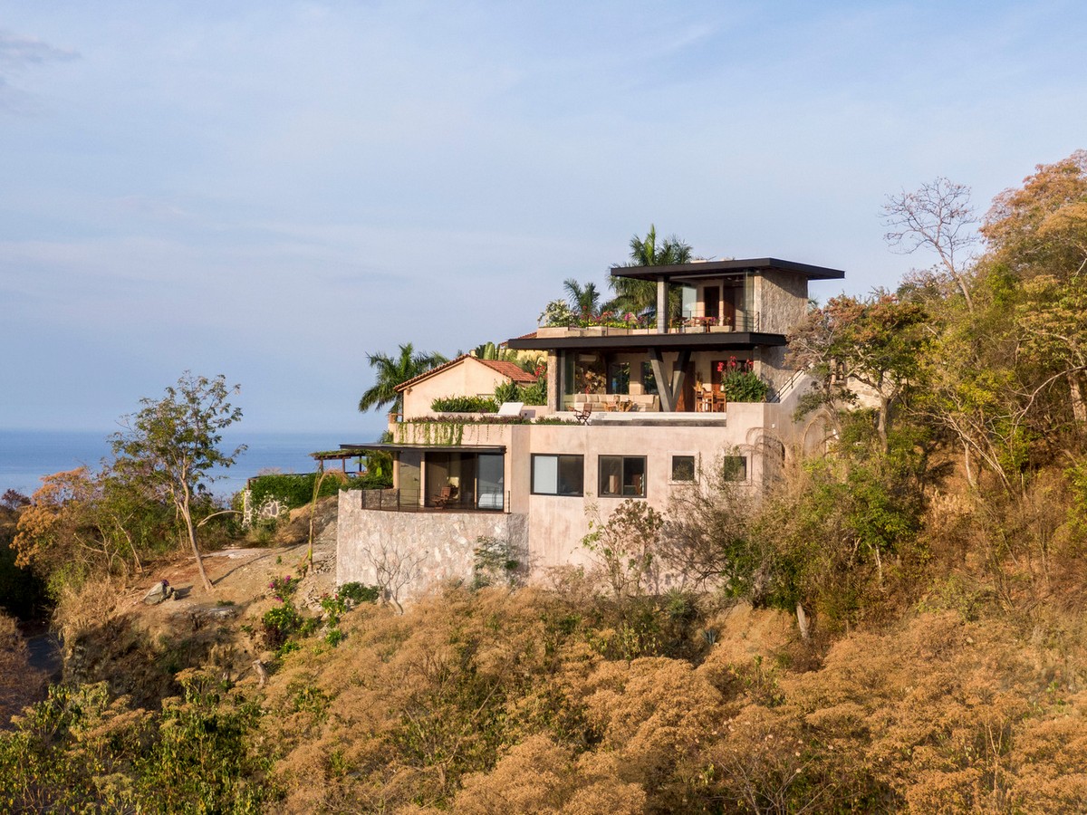 Экологичный дом с панорамной террасой в Мексике