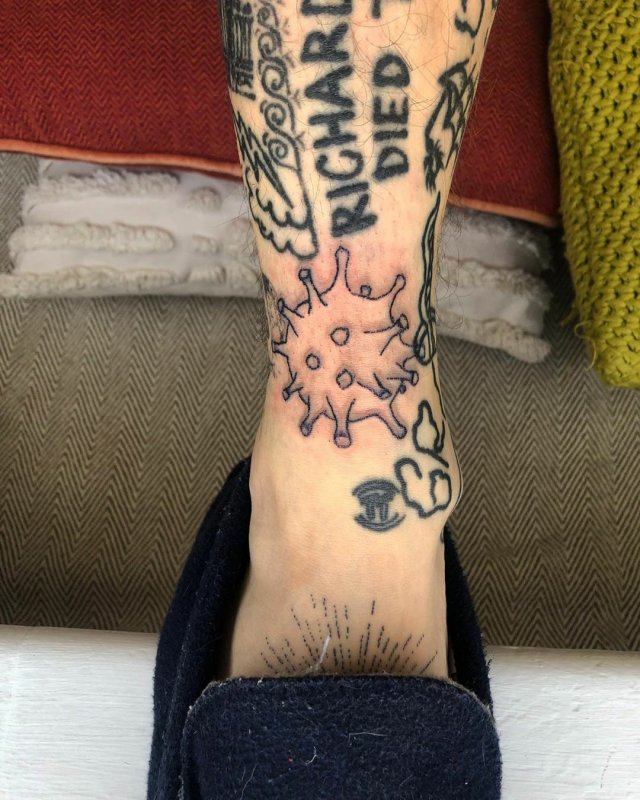 Крис Вудхед делал по татуировке каждый день, сидя на карантине