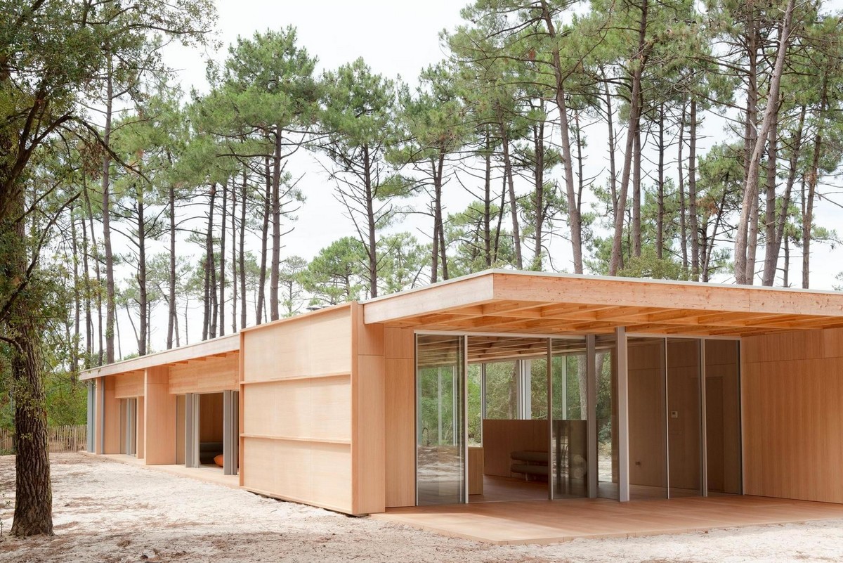 Деревянный дом с панорамным остеклением во Франции
