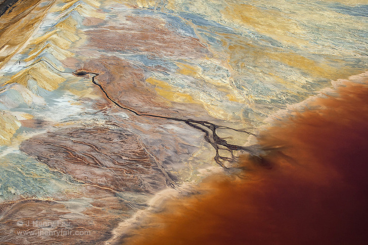 Фотограф делает великолепные снимки загрязнения Земли