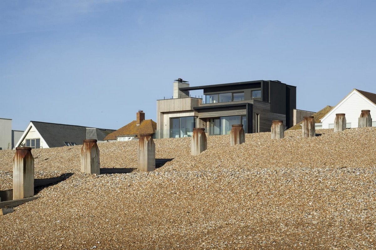 Дом на пляже в Великобритании крыше, также, пляже, предусмотрены, Великобритании, Дизайн, чтобы, глубиной, установлена, скважин, создания, метров, тепловой, насос, системы, отопления, дворике, окружениеВо, внутреннем, горячей