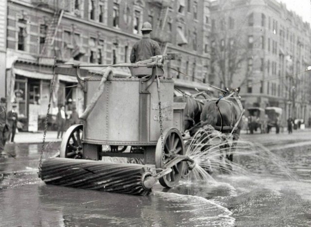 Процесс уборки улиц в далеком прошлом на снимках