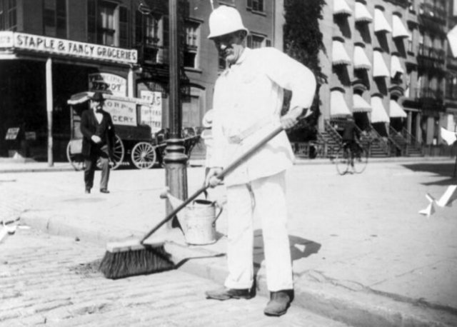Процесс уборки улиц в далеком прошлом на снимках
