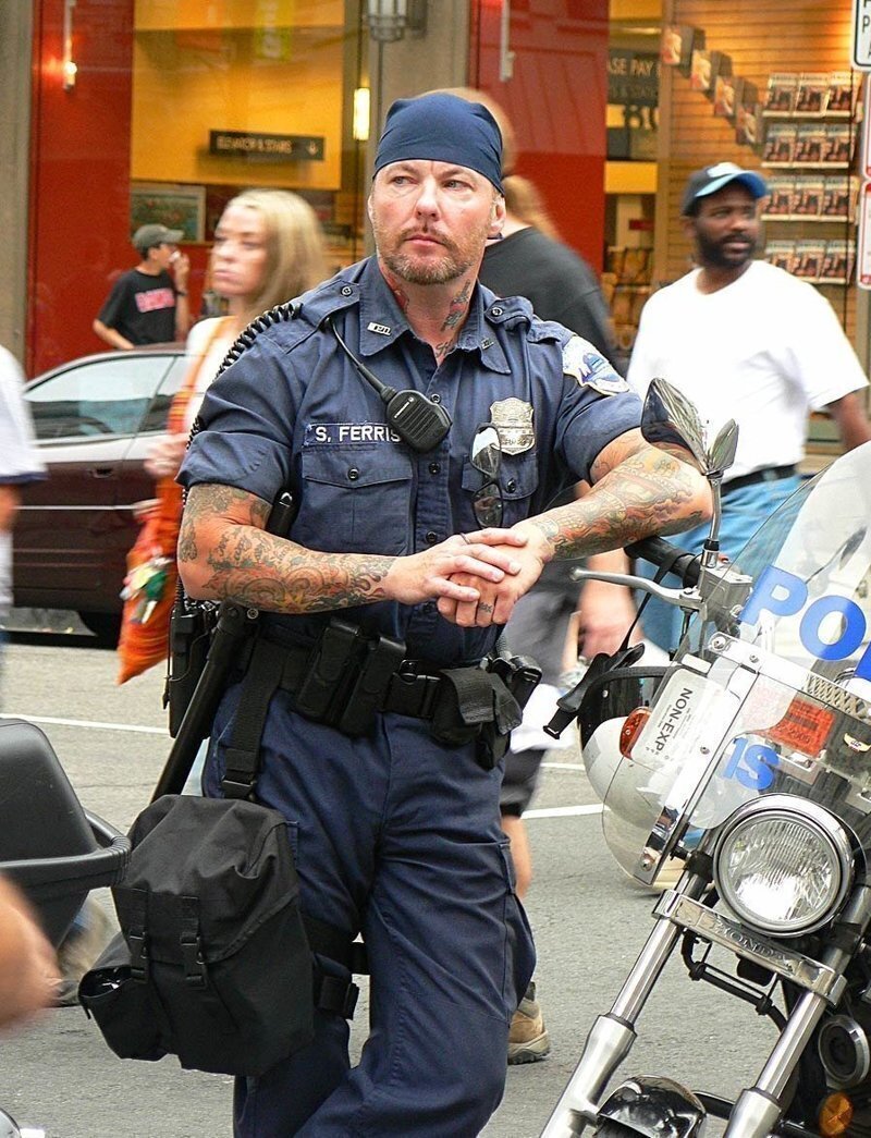 Американский полицейский с тату