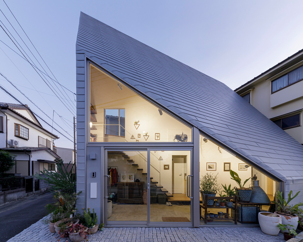 Минималистский треугольный дом в Японии