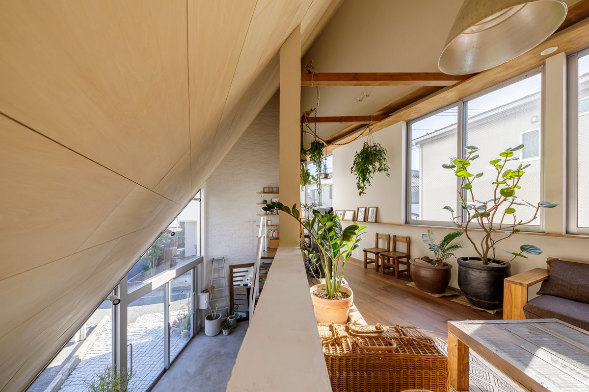 Минималистский треугольный дом в Японии художника, пространства, между, квадратных, диагонали, стена, выставочная, крыша, большим, архитектурным, этаже, гостиной, которой, метров, внешним, разработан, приятно, освещения, Минималистский, помещений