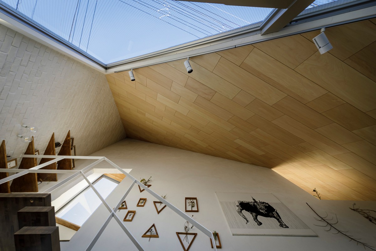 Минималистский треугольный дом в Японии художника, пространства, между, квадратных, диагонали, стена, выставочная, крыша, большим, архитектурным, этаже, гостиной, которой, метров, внешним, разработан, приятно, освещения, Минималистский, помещений