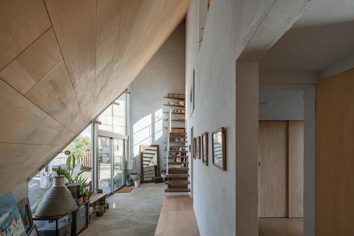 Минималистский треугольный дом в Японии